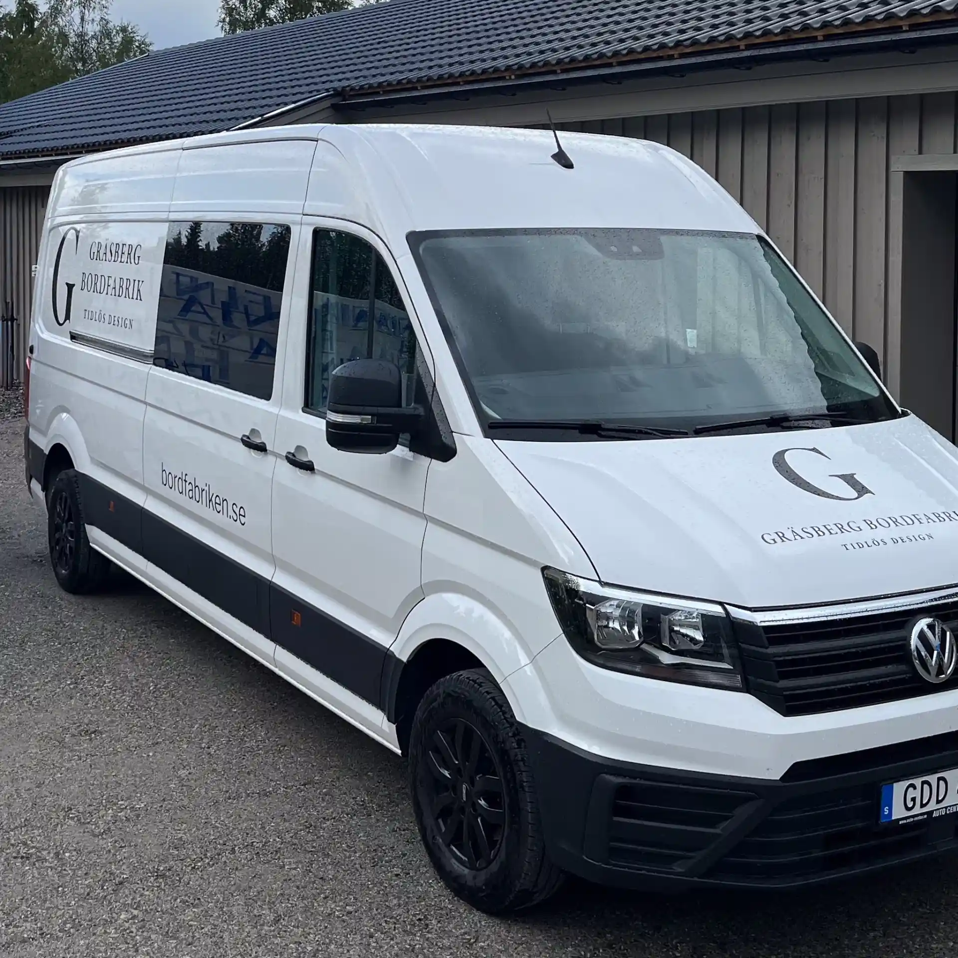 Gräsberg Bordfabriks leveransbil för hemleverans i hela Sverige