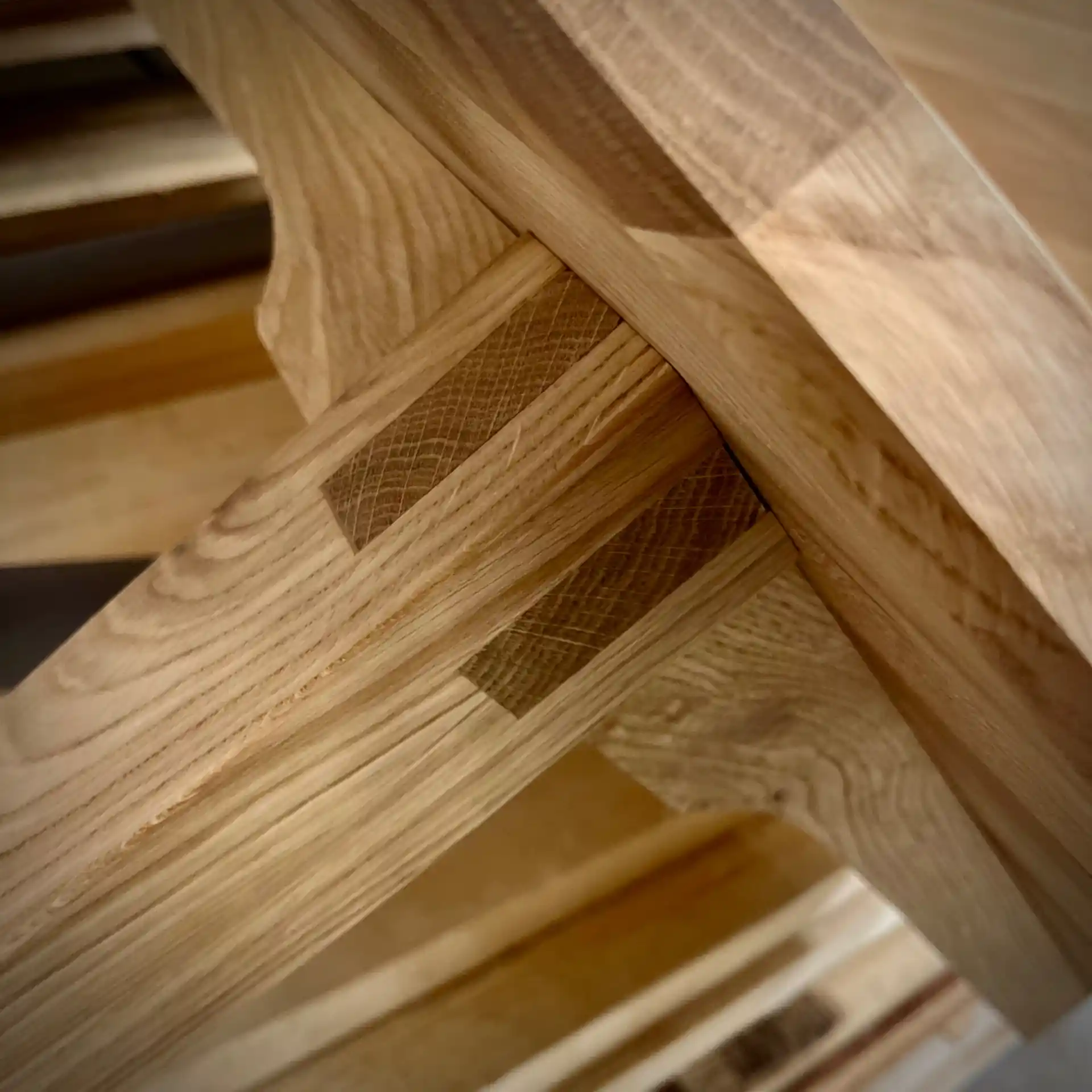 Handtillverkad möbeldetalj i massiv ek – specialtillverkning