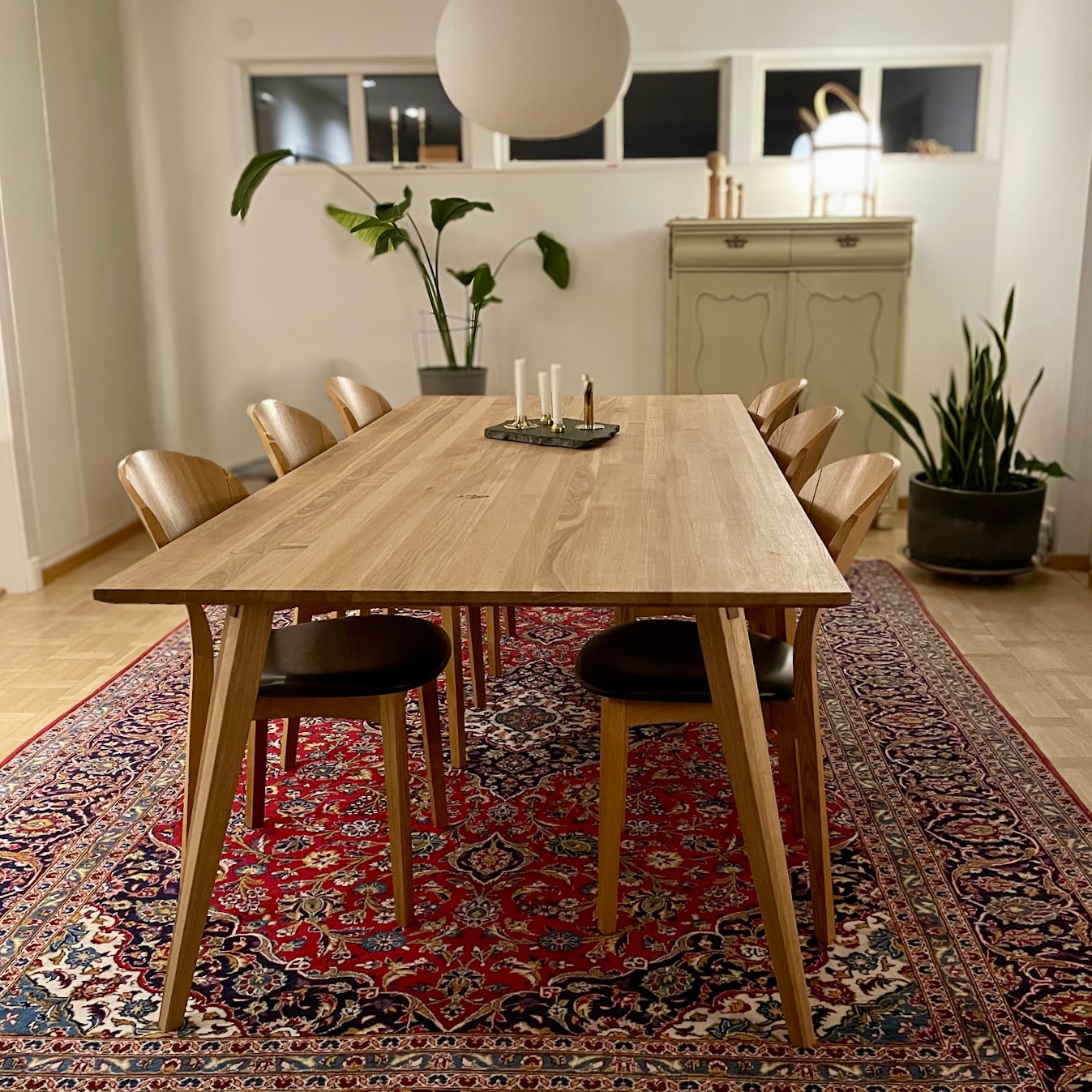 Massivt matbord i skandinavisk design