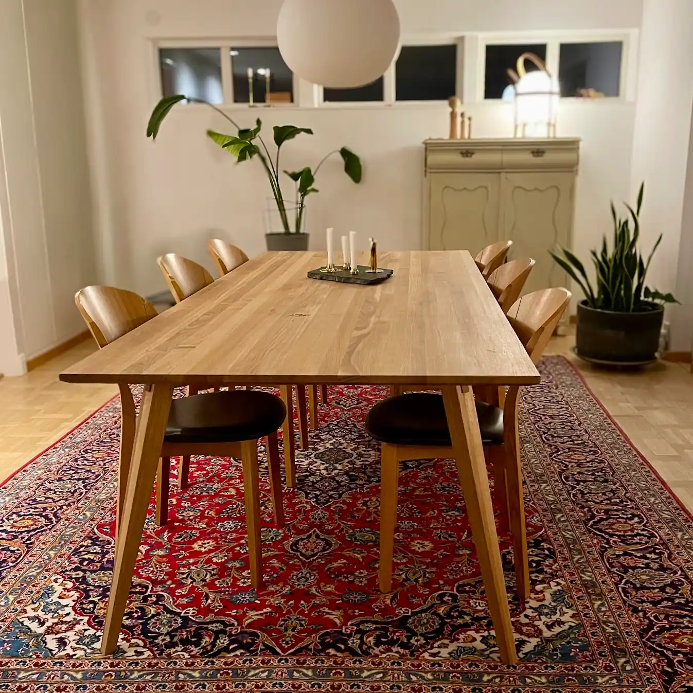 Massivt matbord i skandinavisk design