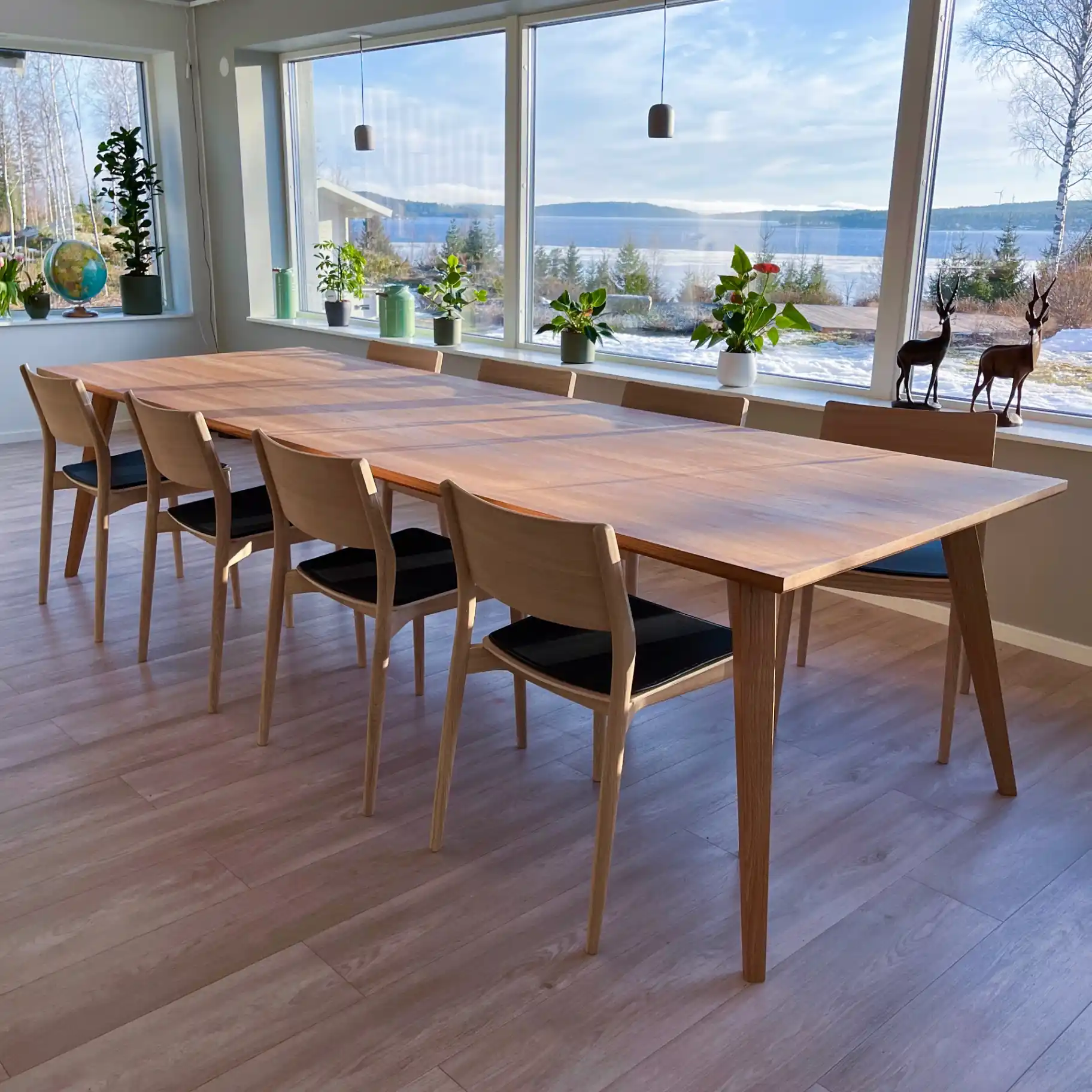 Massivt-matbord-i-skandinavisk-design