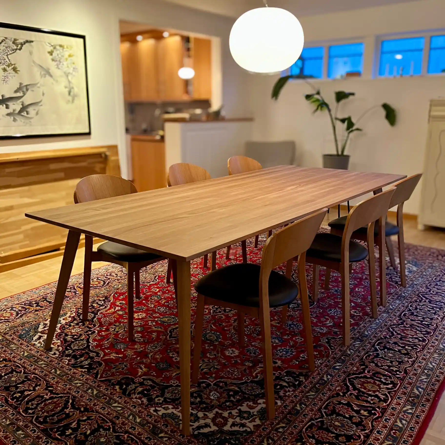 Skandinaviskt matbord i ljus villa med naturligt ljus