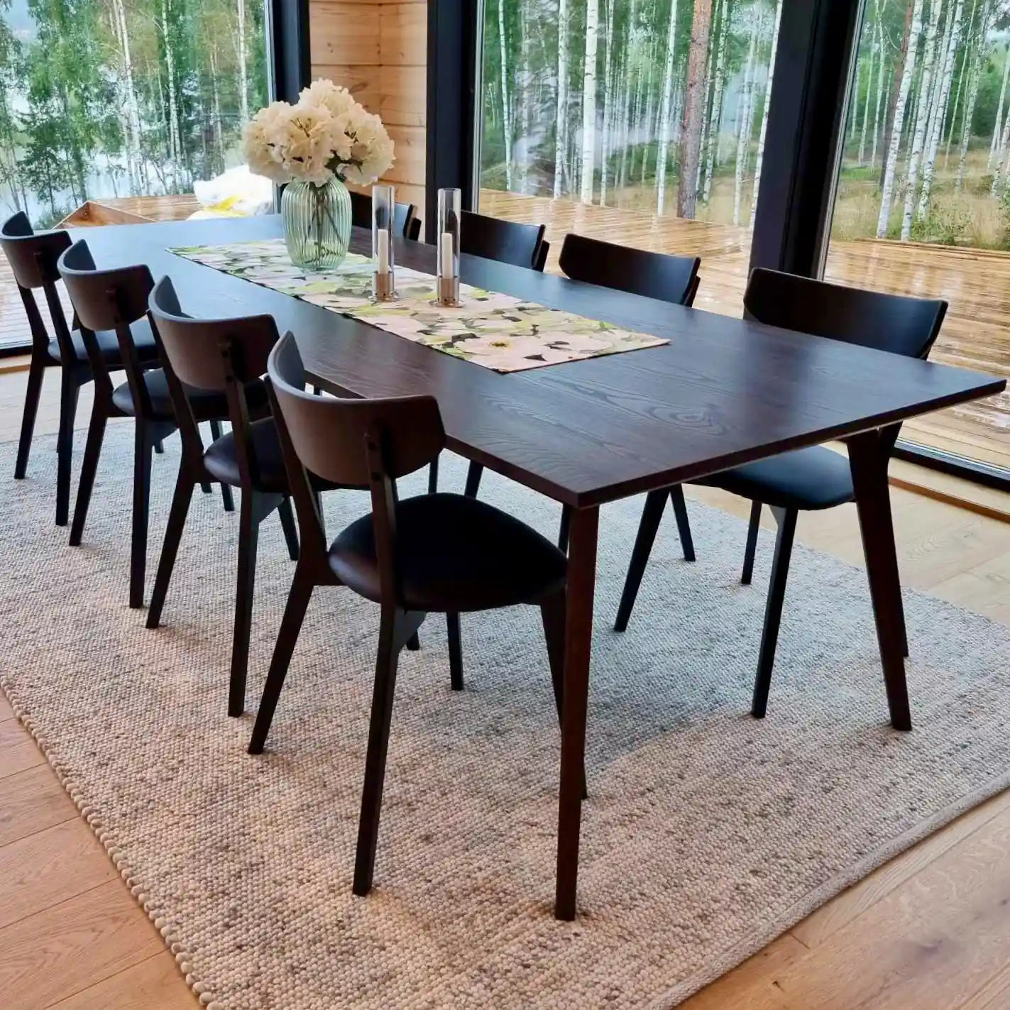 Massivt-matbord-i-skandinavisk-design