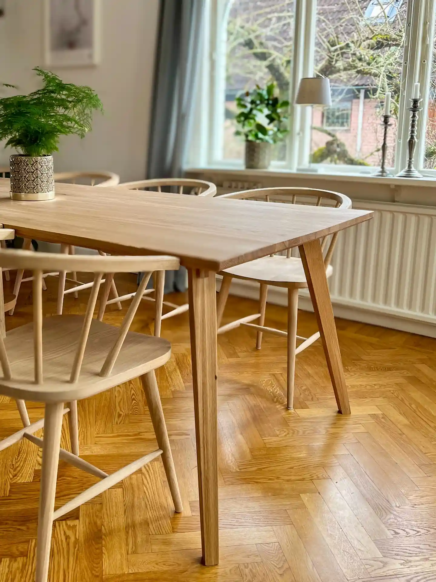 Massivt-matbord-i-skandinavisk-design