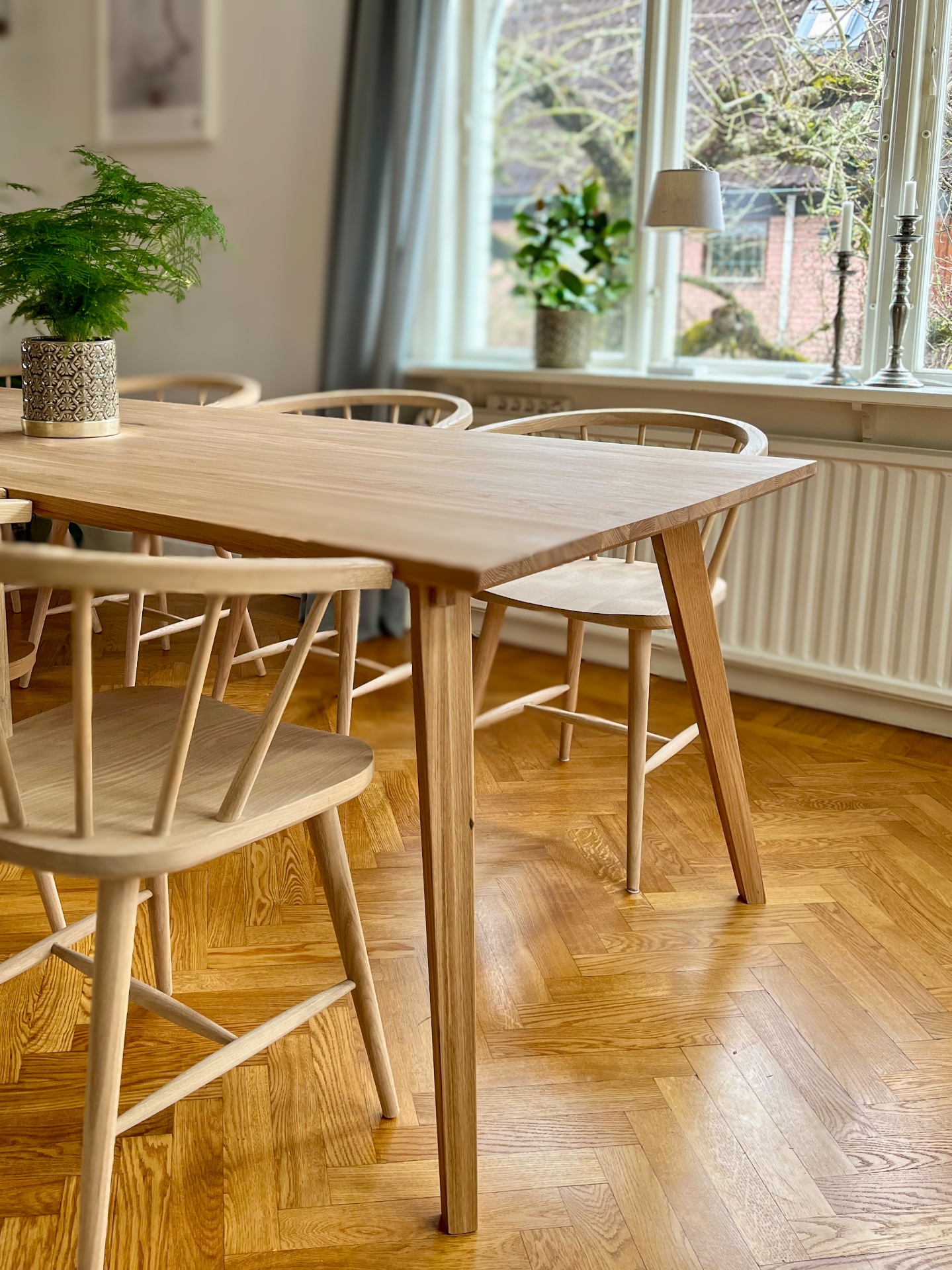 Massivt matbord i skandinavisk design