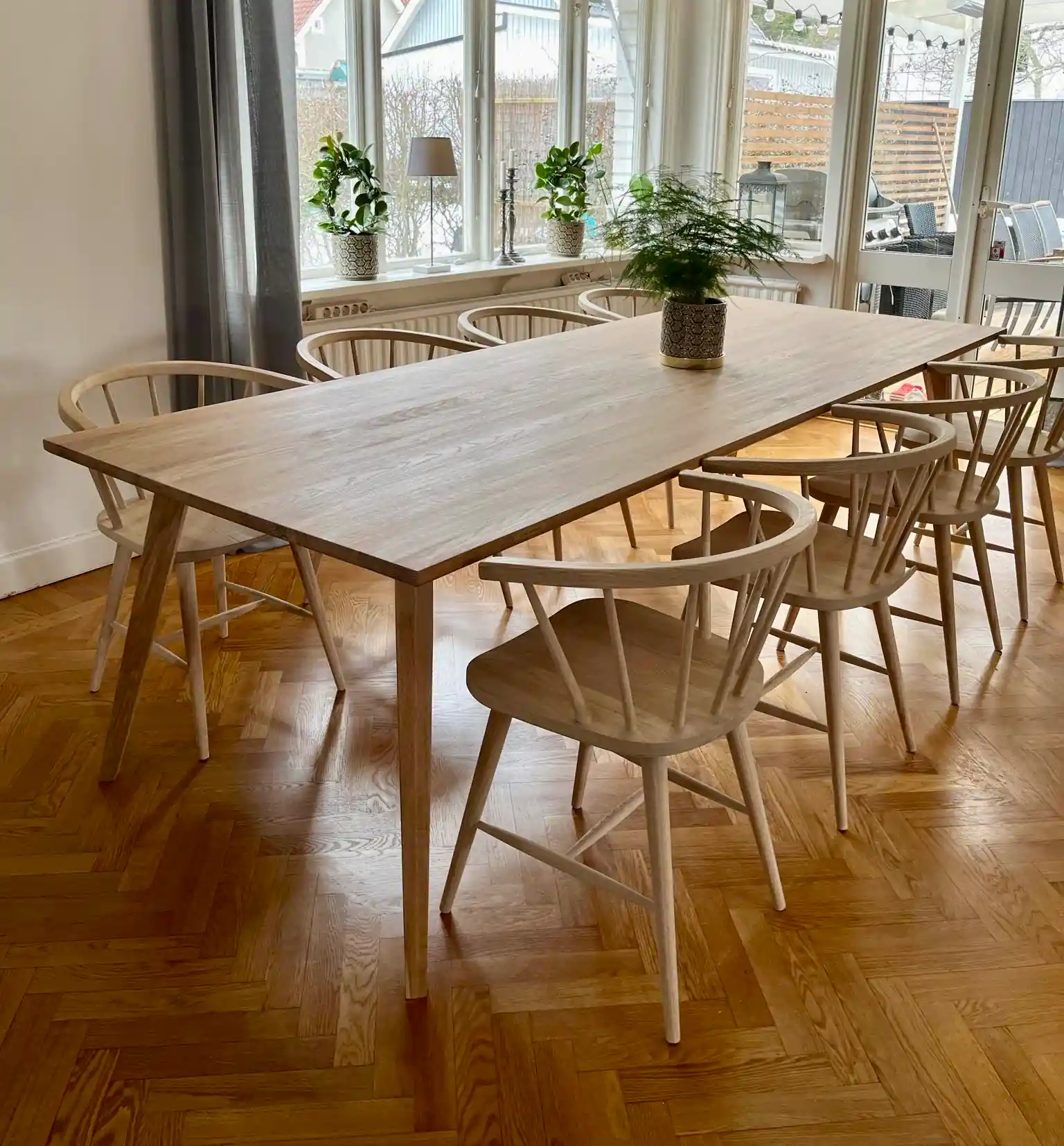 Massivt-matbord-i-skandinavisk-design