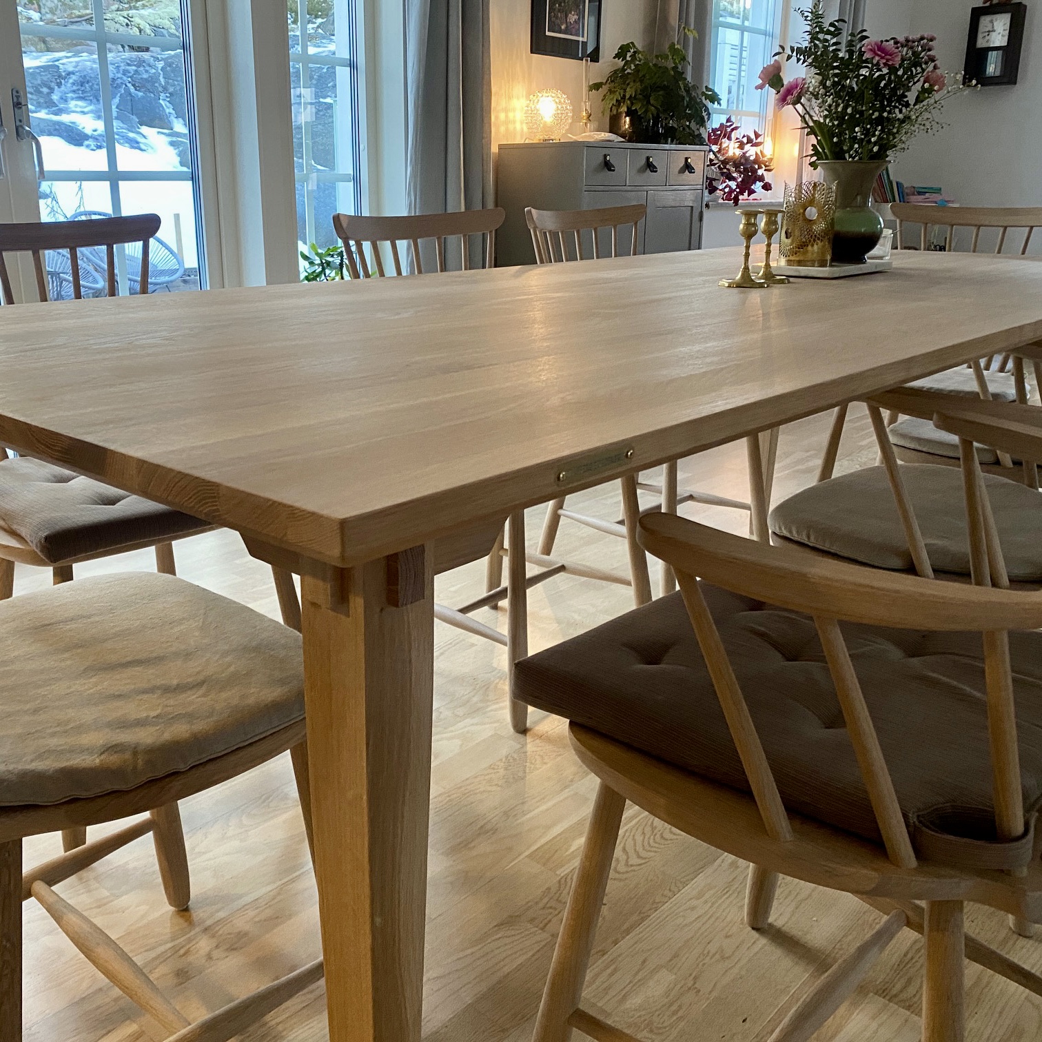 Matsalsbord i ek eller ask