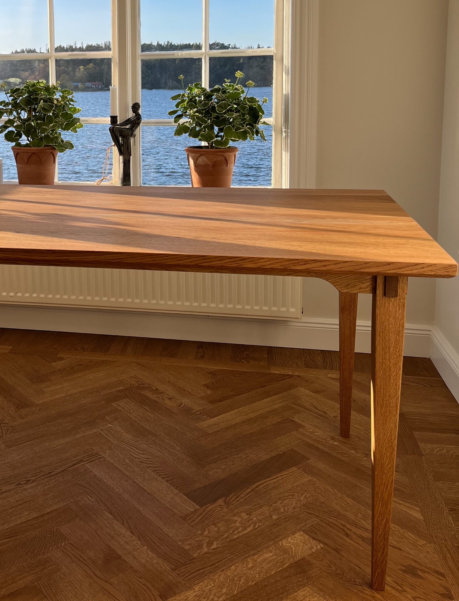 Matsalsbord i ek eller ask