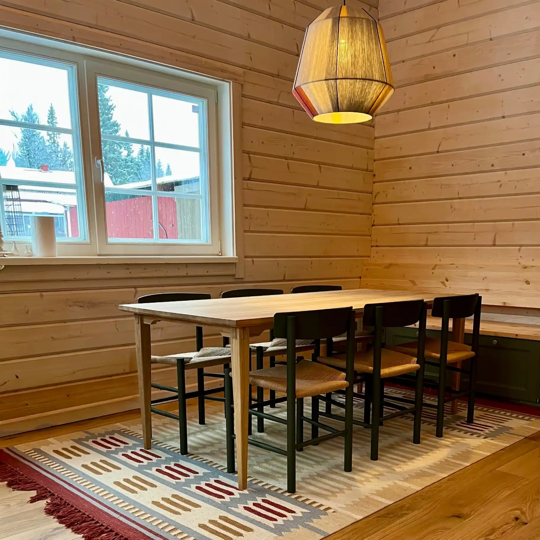 Matsalsbord i ek eller ask