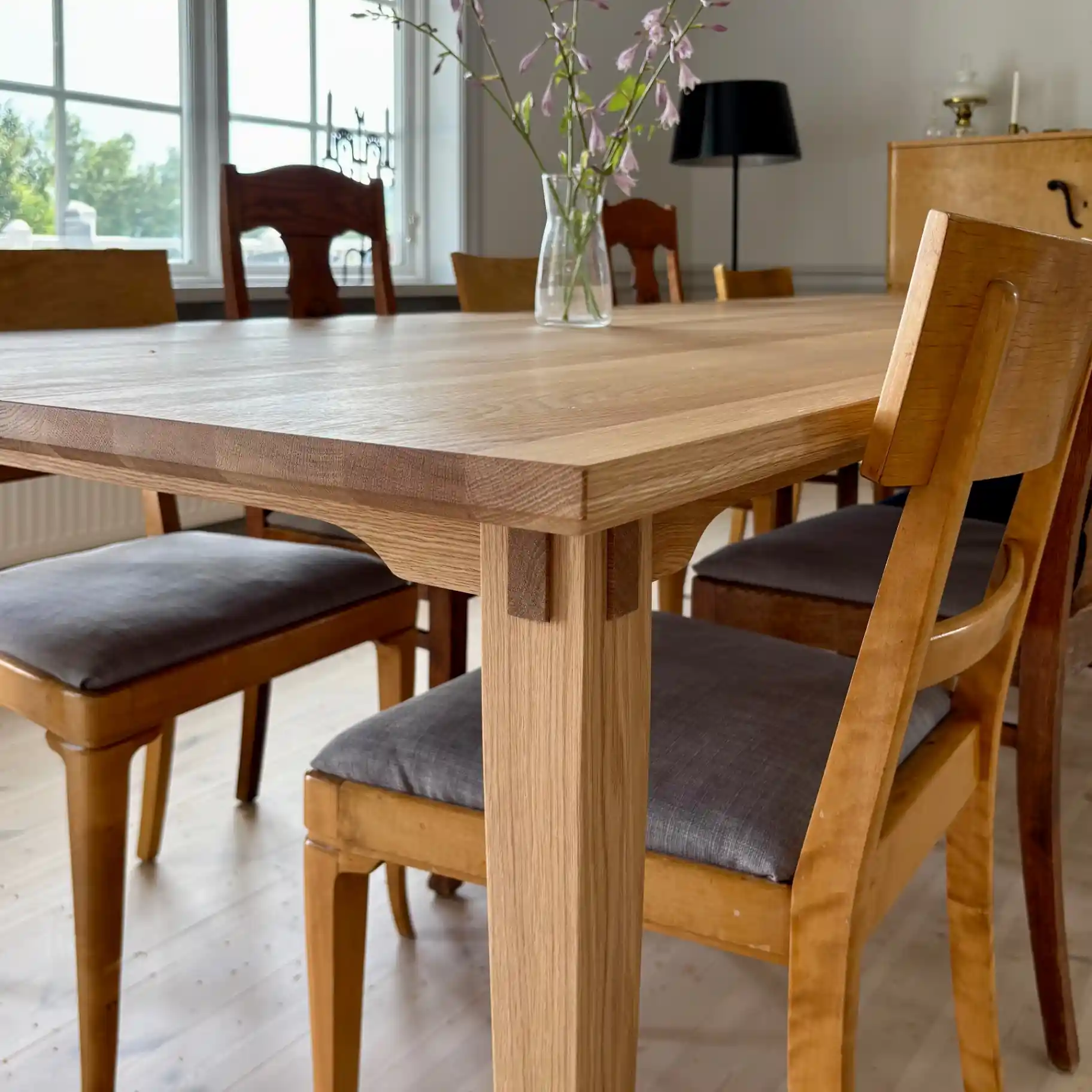 Matsalsbord i ek eller ask