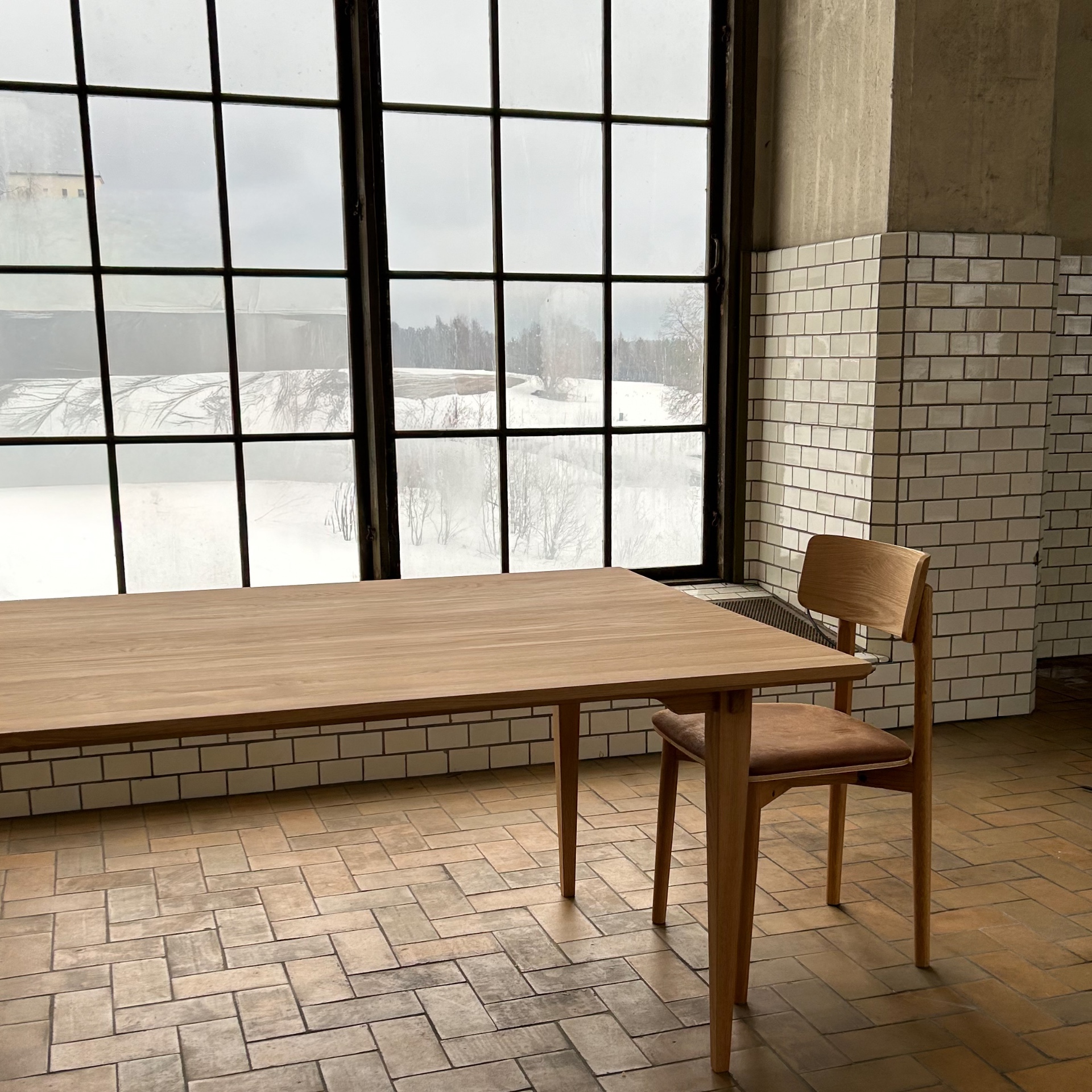 Matsalsbord i ek eller ask