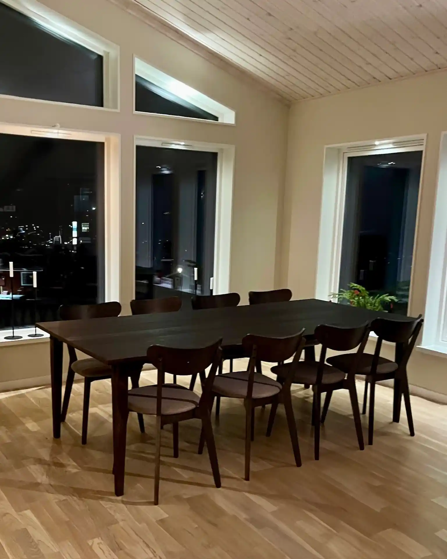 Matsalsbord i ek eller ask