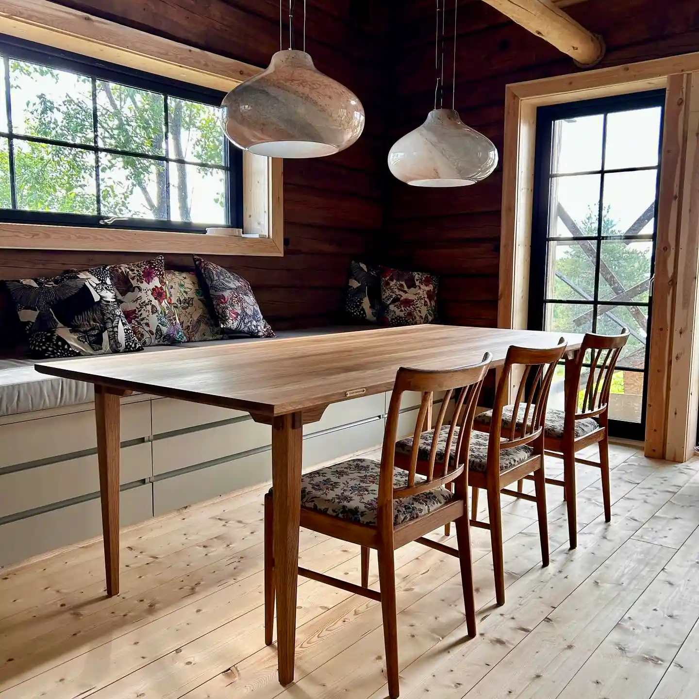 Matsalsbord i ek eller ask