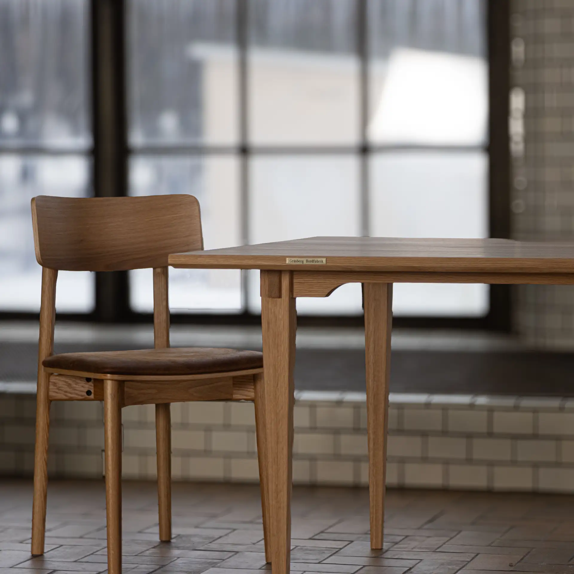 Matsalsbord i ek eller ask