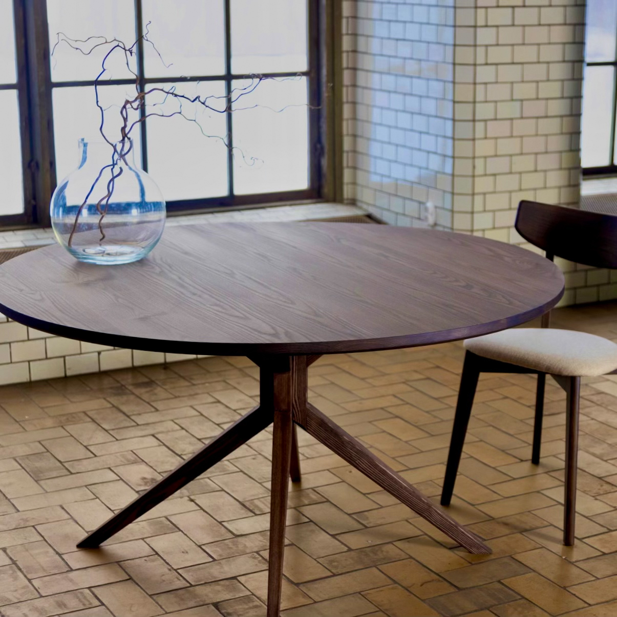 Runt matbord med pelarfot