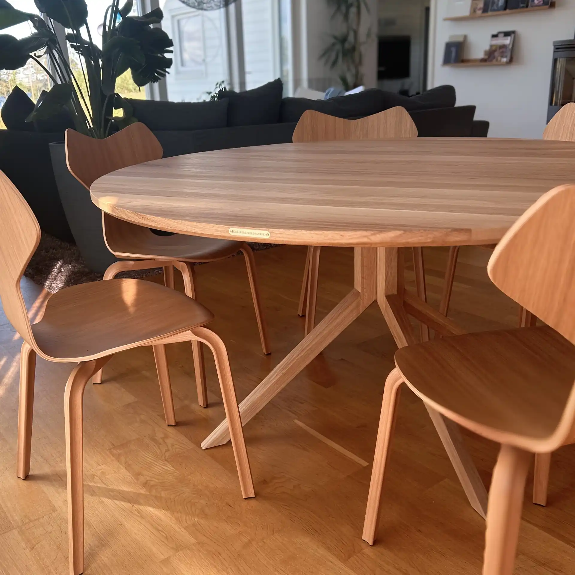 Runt-matbord-med-pelarfot