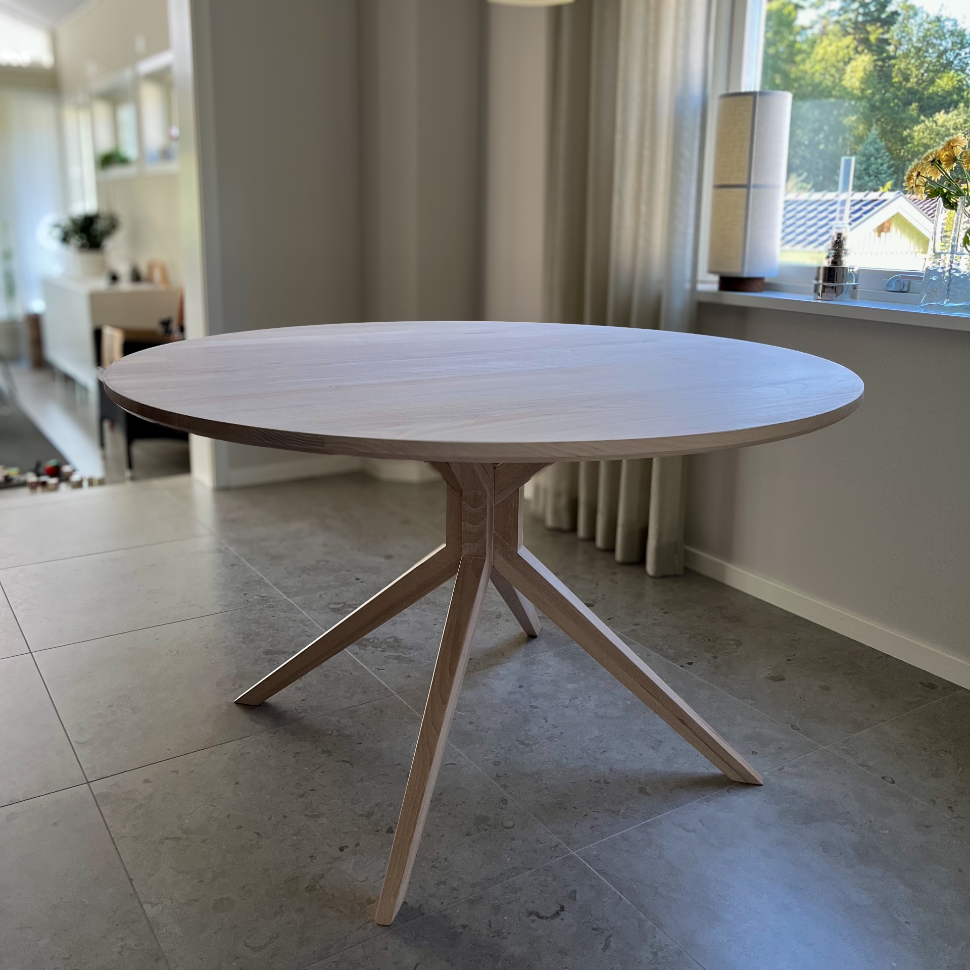 Runt matbord med pelarfot