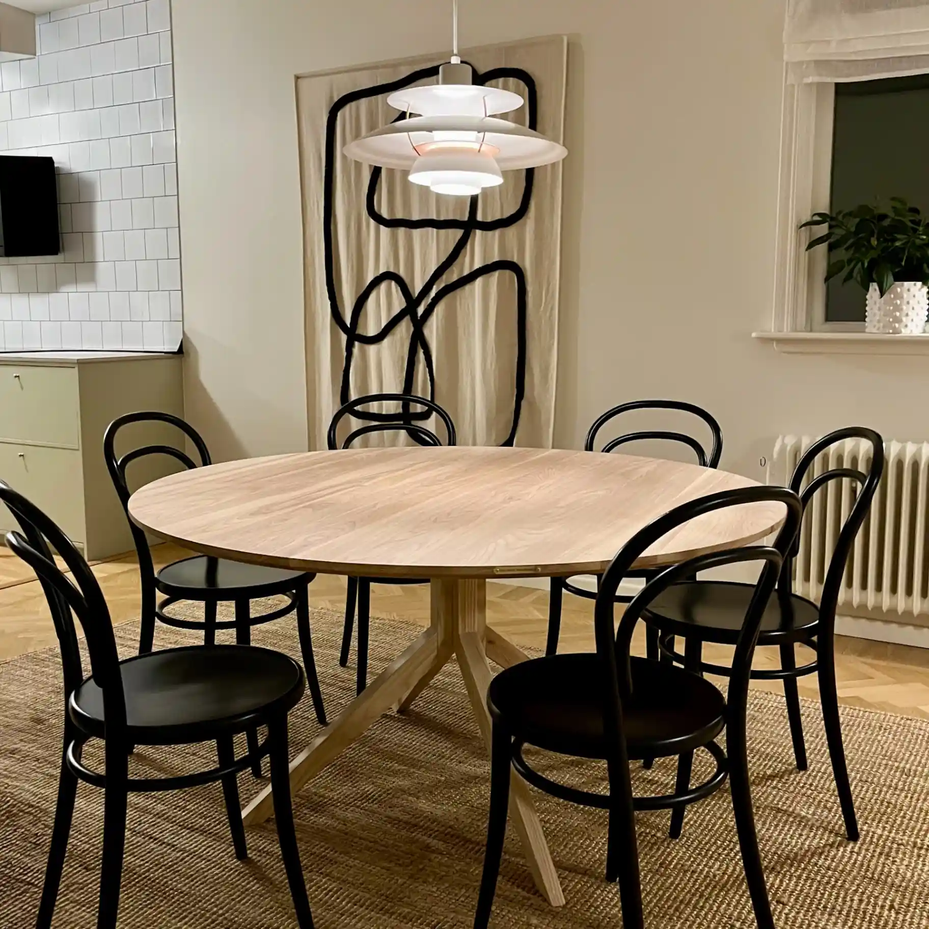 Runt-matbord-med-pelarfot