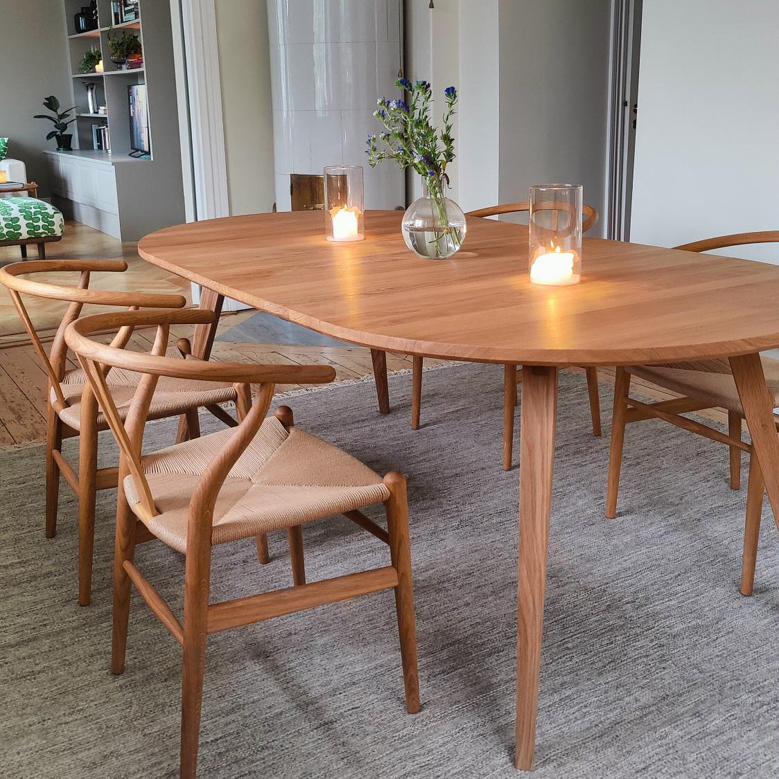 Runt matbord med iläggsskivor