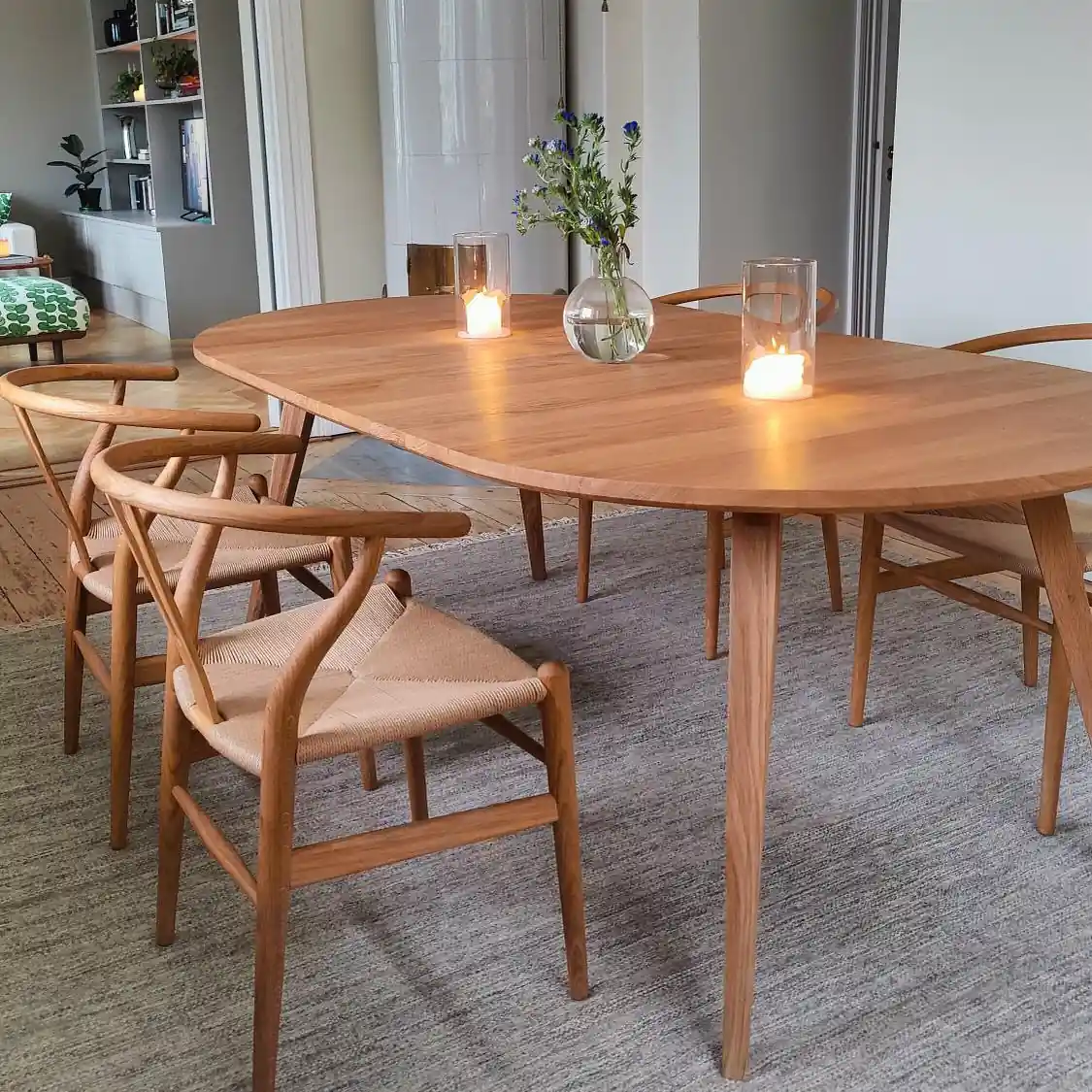 Runt-matbord-med-iläggsskivor