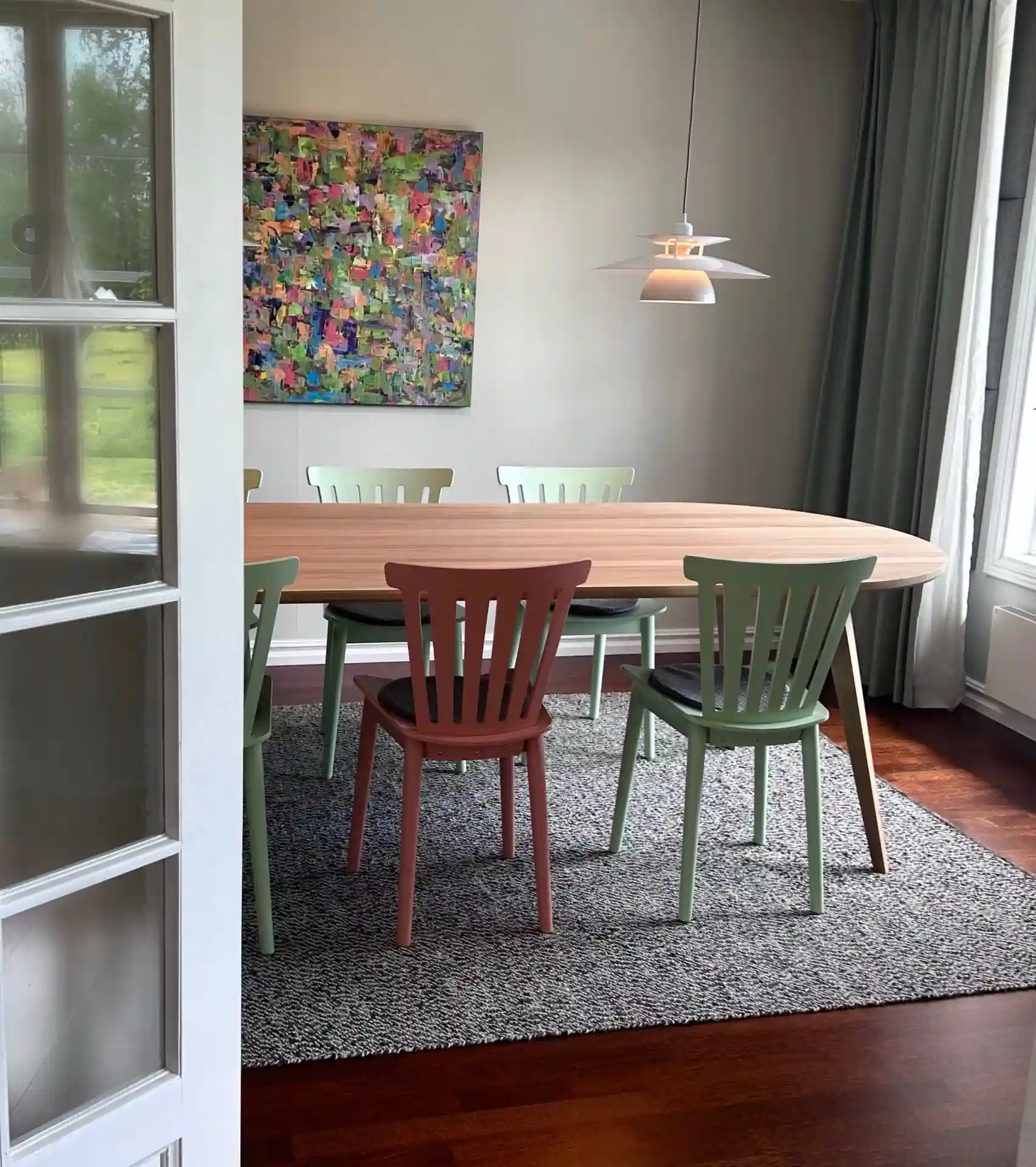 Ovalt-matbord-i-skandinavisk-design