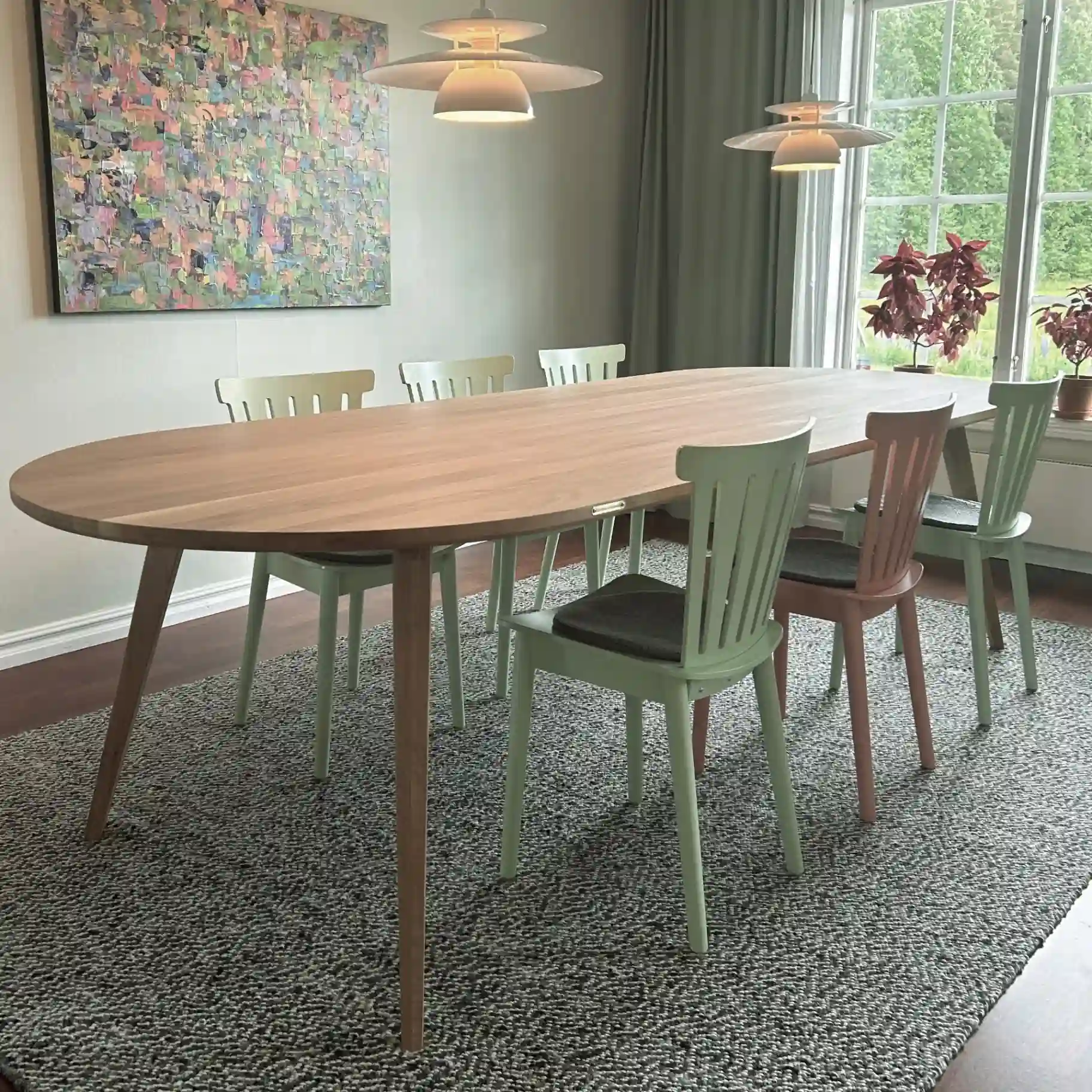 Ovalt-matbord-i-skandinavisk-design