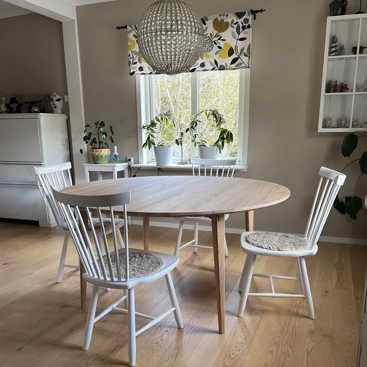 Utdragbart matbord i massivt trä med stolar