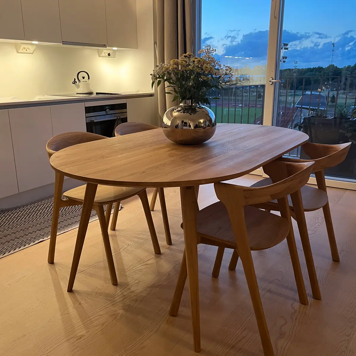 Ovalt-matbord-i-skandinavisk-design