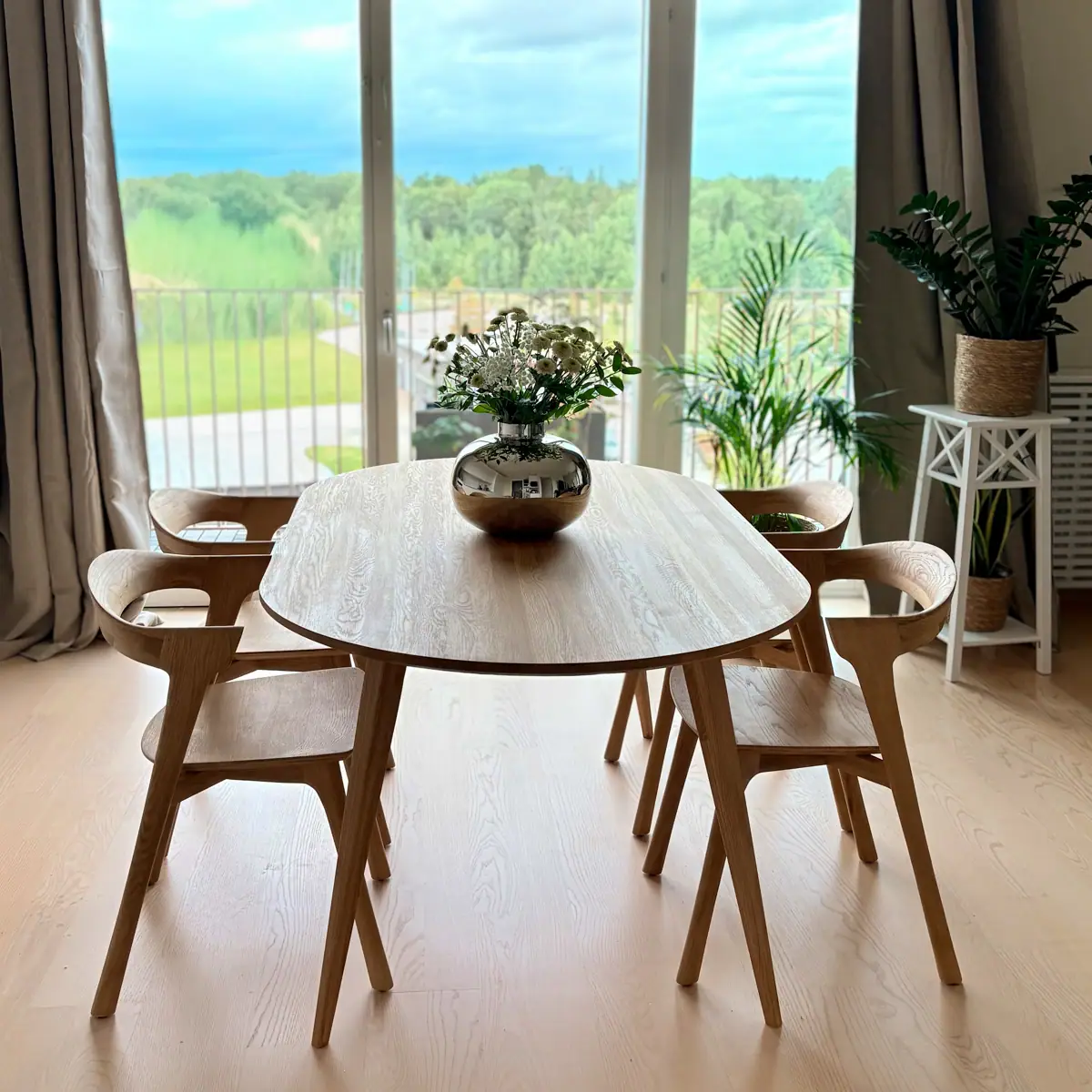 Ovalt-matbord-i-skandinavisk-design