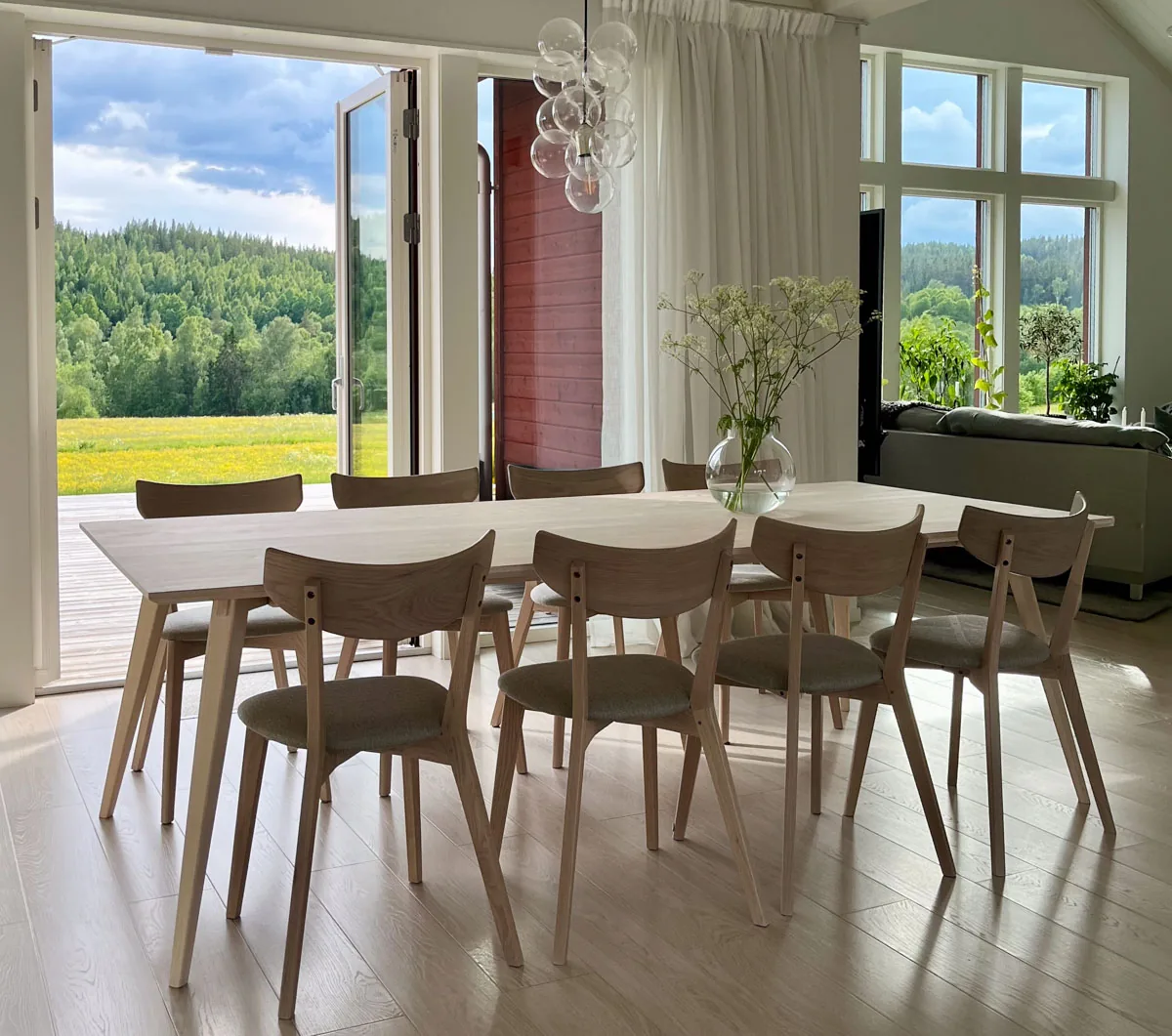 Matbord i massiv ek med stolar