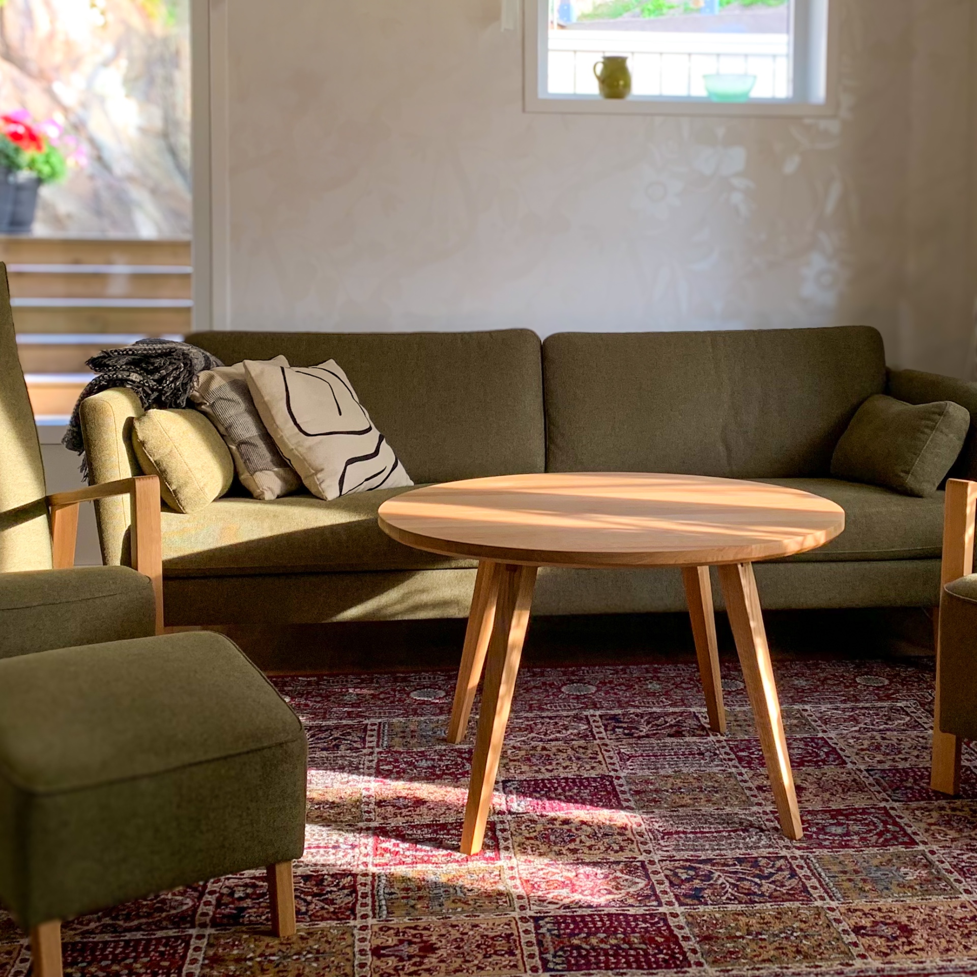 Runt soffbord i massiv ek med elegant skandinavisk design